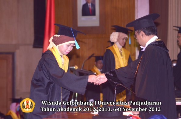 wisuda-unpad-gel-i-ta-2012_2013-fakultas-ilmu-budaya-oleh-rektor-039