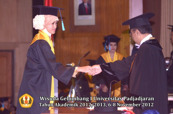 wisuda-unpad-gel-i-ta-2012_2013-fakultas-ilmu-budaya-oleh-rektor-040