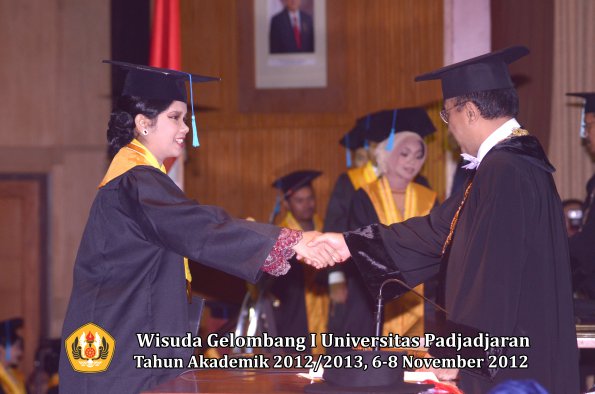 wisuda-unpad-gel-i-ta-2012_2013-fakultas-ilmu-budaya-oleh-rektor-041