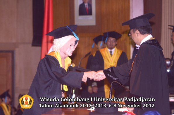 wisuda-unpad-gel-i-ta-2012_2013-fakultas-ilmu-budaya-oleh-rektor-042