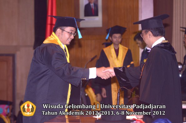 wisuda-unpad-gel-i-ta-2012_2013-fakultas-ilmu-budaya-oleh-rektor-043