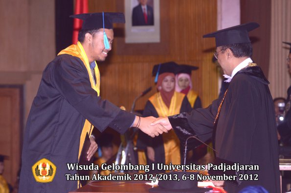 wisuda-unpad-gel-i-ta-2012_2013-fakultas-ilmu-budaya-oleh-rektor-045