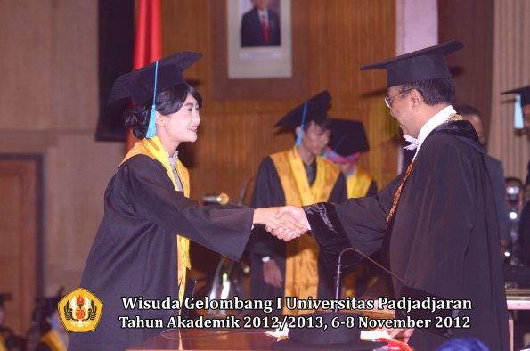 wisuda-unpad-gel-i-ta-2012_2013-fakultas-ilmu-budaya-oleh-rektor-049