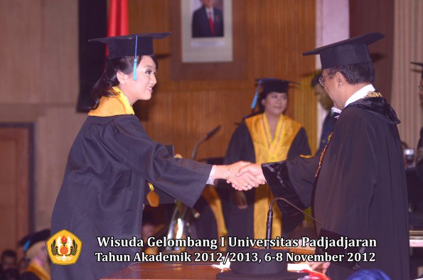 wisuda-unpad-gel-i-ta-2012_2013-fakultas-ilmu-budaya-oleh-rektor-052