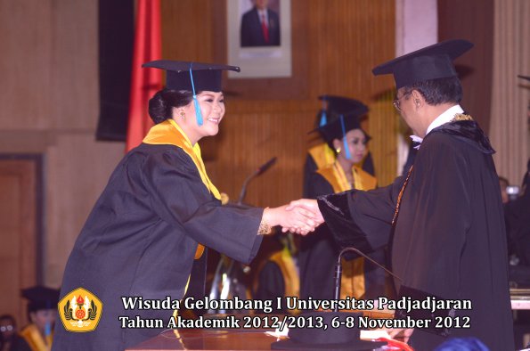 wisuda-unpad-gel-i-ta-2012_2013-fakultas-ilmu-budaya-oleh-rektor-053