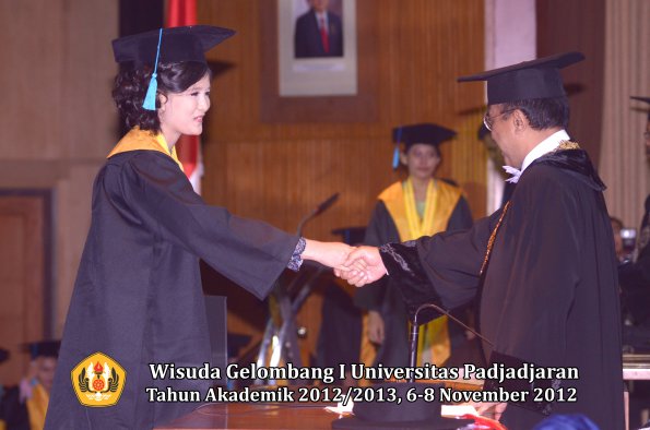wisuda-unpad-gel-i-ta-2012_2013-fakultas-ilmu-budaya-oleh-rektor-055
