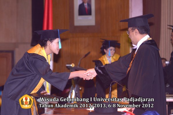 wisuda-unpad-gel-i-ta-2012_2013-fakultas-ilmu-budaya-oleh-rektor-056
