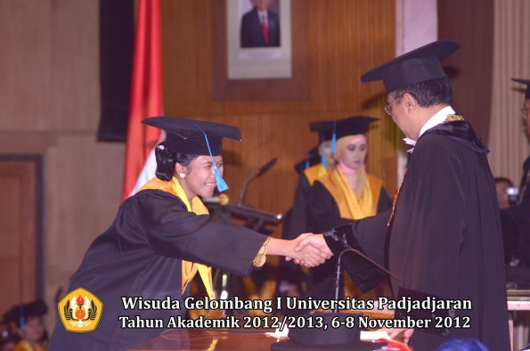 wisuda-unpad-gel-i-ta-2012_2013-fakultas-ilmu-budaya-oleh-rektor-059