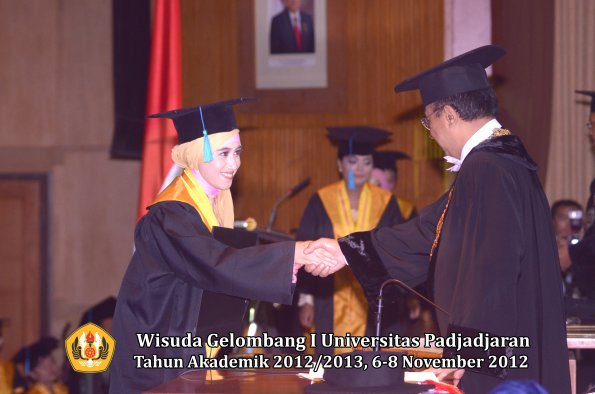 wisuda-unpad-gel-i-ta-2012_2013-fakultas-ilmu-budaya-oleh-rektor-060