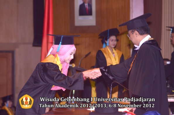 wisuda-unpad-gel-i-ta-2012_2013-fakultas-ilmu-budaya-oleh-rektor-062