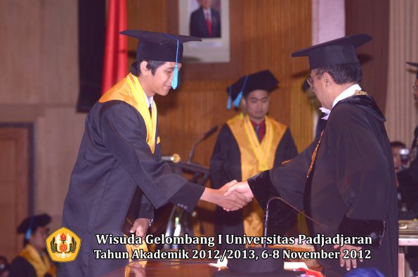 wisuda-unpad-gel-i-ta-2012_2013-fakultas-ilmu-budaya-oleh-rektor-065