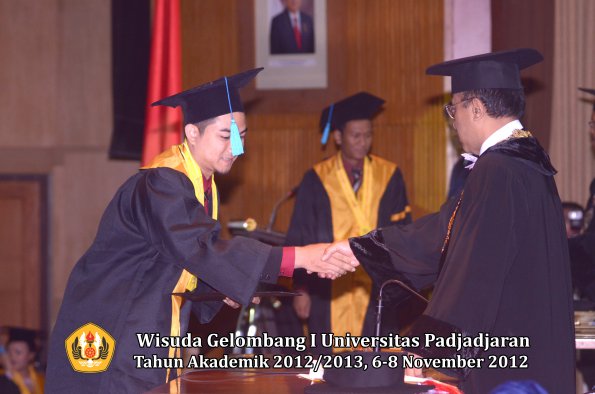wisuda-unpad-gel-i-ta-2012_2013-fakultas-ilmu-budaya-oleh-rektor-066