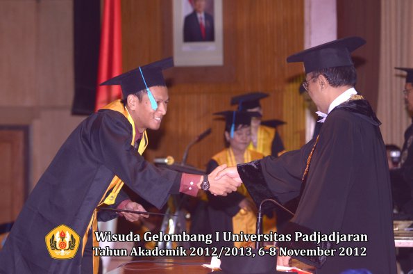 wisuda-unpad-gel-i-ta-2012_2013-fakultas-ilmu-budaya-oleh-rektor-067