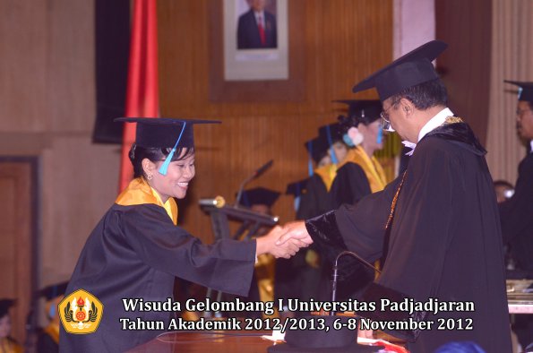 wisuda-unpad-gel-i-ta-2012_2013-fakultas-ilmu-budaya-oleh-rektor-068