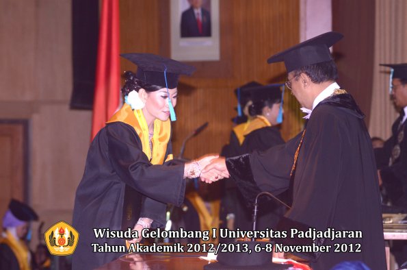 wisuda-unpad-gel-i-ta-2012_2013-fakultas-ilmu-budaya-oleh-rektor-069