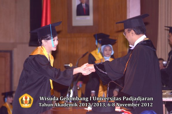 wisuda-unpad-gel-i-ta-2012_2013-fakultas-ilmu-budaya-oleh-rektor-071