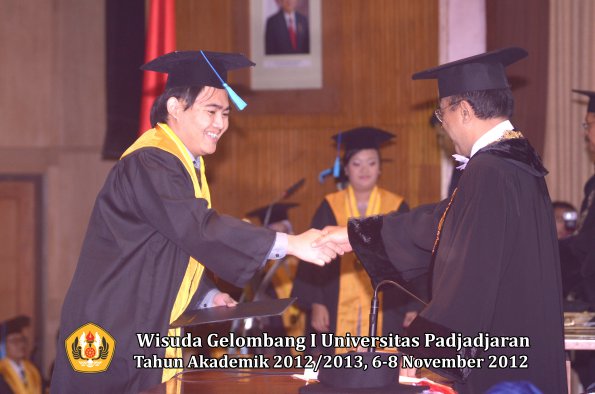 wisuda-unpad-gel-i-ta-2012_2013-fakultas-ilmu-budaya-oleh-rektor-073