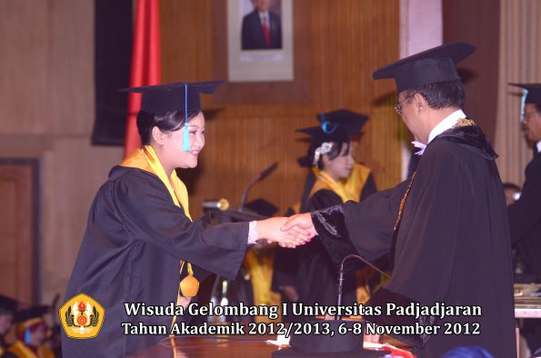 wisuda-unpad-gel-i-ta-2012_2013-fakultas-ilmu-budaya-oleh-rektor-074