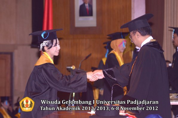 wisuda-unpad-gel-i-ta-2012_2013-fakultas-ilmu-budaya-oleh-rektor-075
