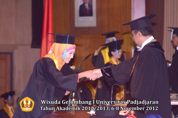 wisuda-unpad-gel-i-ta-2012_2013-fakultas-ilmu-budaya-oleh-rektor-076