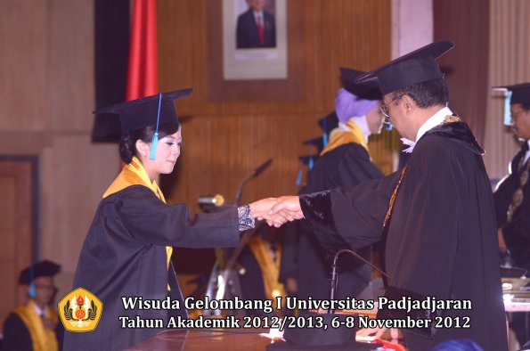 wisuda-unpad-gel-i-ta-2012_2013-fakultas-ilmu-budaya-oleh-rektor-077