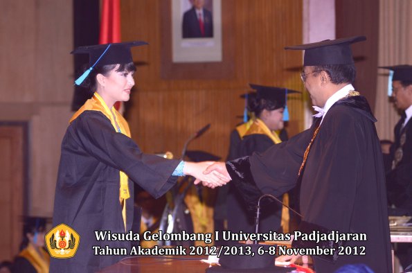 wisuda-unpad-gel-i-ta-2012_2013-fakultas-ilmu-budaya-oleh-rektor-080