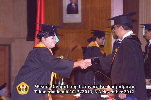 wisuda-unpad-gel-i-ta-2012_2013-fakultas-ilmu-budaya-oleh-rektor-081
