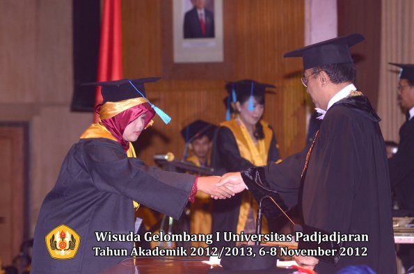wisuda-unpad-gel-i-ta-2012_2013-fakultas-ilmu-budaya-oleh-rektor-083