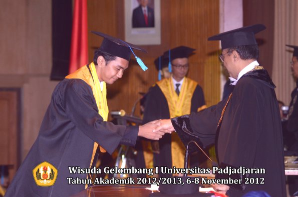 wisuda-unpad-gel-i-ta-2012_2013-fakultas-ilmu-budaya-oleh-rektor-085