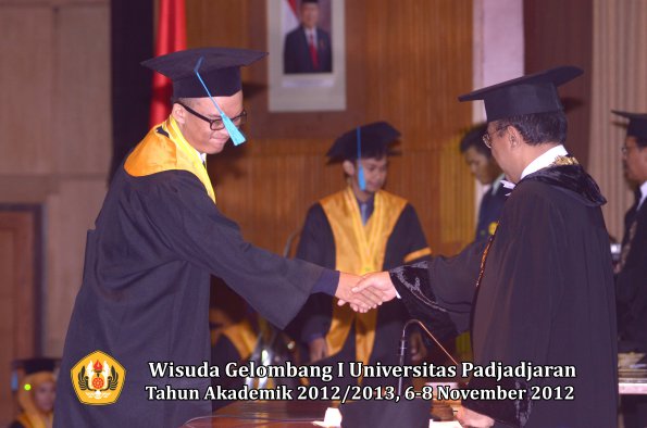 wisuda-unpad-gel-i-ta-2012_2013-fakultas-ilmu-budaya-oleh-rektor-086