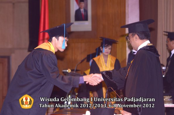 wisuda-unpad-gel-i-ta-2012_2013-fakultas-ilmu-budaya-oleh-rektor-087
