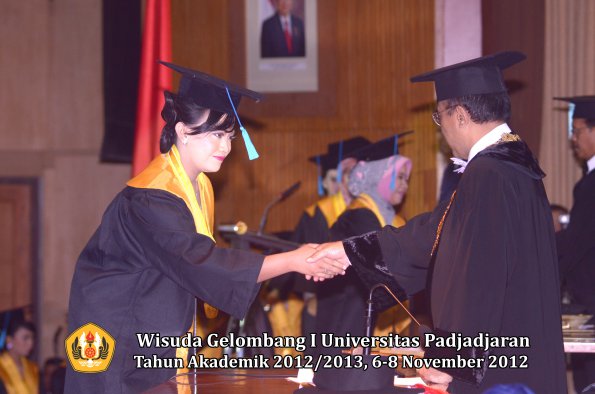 wisuda-unpad-gel-i-ta-2012_2013-fakultas-ilmu-budaya-oleh-rektor-088