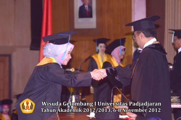 wisuda-unpad-gel-i-ta-2012_2013-fakultas-ilmu-budaya-oleh-rektor-089