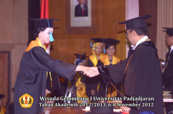 wisuda-unpad-gel-i-ta-2012_2013-fakultas-ilmu-budaya-oleh-rektor-091