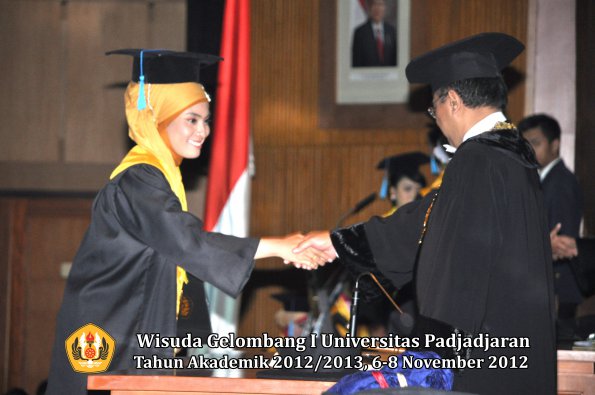 wisuda-unpad-gel-i-ta-2012_2013-fakultas-ilmu-budaya-oleh-rektor-093
