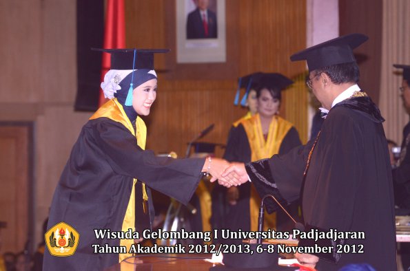wisuda-unpad-gel-i-ta-2012_2013-fakultas-ilmu-budaya-oleh-rektor-094