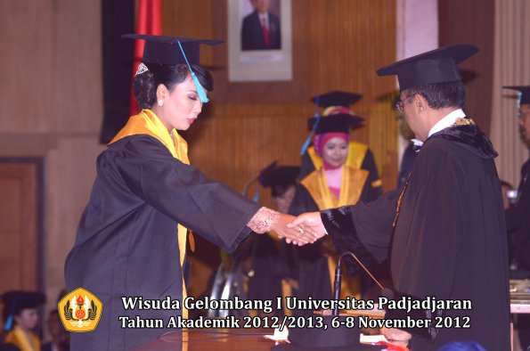 wisuda-unpad-gel-i-ta-2012_2013-fakultas-ilmu-budaya-oleh-rektor-096