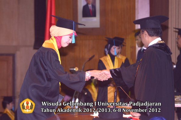 wisuda-unpad-gel-i-ta-2012_2013-fakultas-ilmu-budaya-oleh-rektor-098