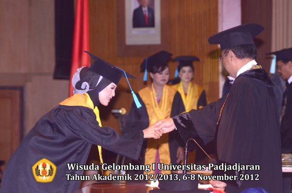 wisuda-unpad-gel-i-ta-2012_2013-fakultas-ilmu-budaya-oleh-rektor-099