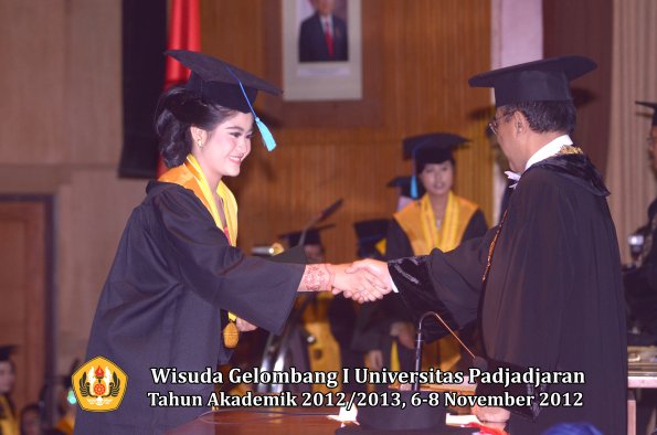 wisuda-unpad-gel-i-ta-2012_2013-fakultas-ilmu-budaya-oleh-rektor-101