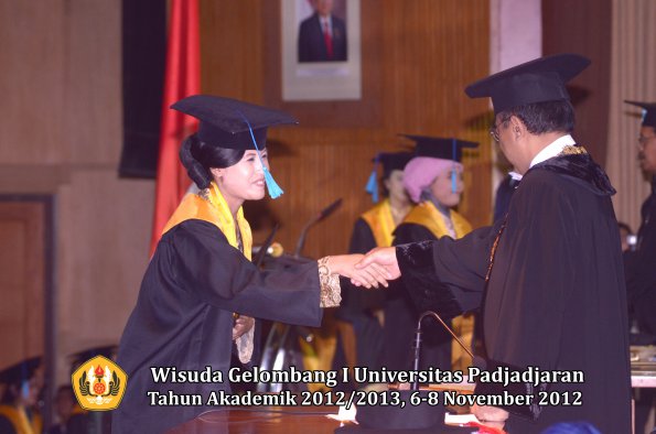 wisuda-unpad-gel-i-ta-2012_2013-fakultas-ilmu-budaya-oleh-rektor-102