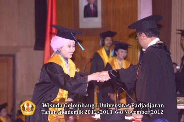 wisuda-unpad-gel-i-ta-2012_2013-fakultas-ilmu-budaya-oleh-rektor-103