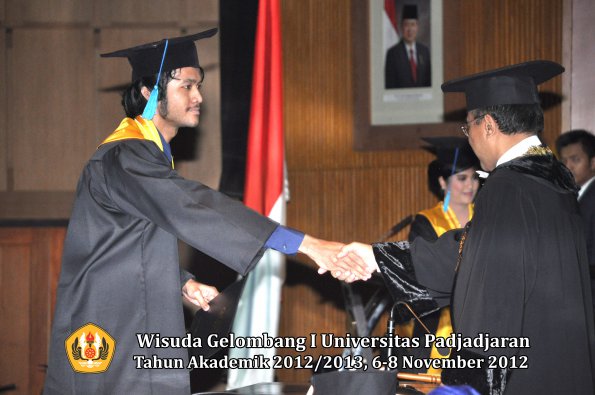 wisuda-unpad-gel-i-ta-2012_2013-fakultas-ilmu-budaya-oleh-rektor-105
