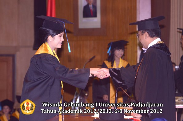 wisuda-unpad-gel-i-ta-2012_2013-fakultas-ilmu-budaya-oleh-rektor-106