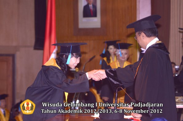 wisuda-unpad-gel-i-ta-2012_2013-fakultas-ilmu-budaya-oleh-rektor-107