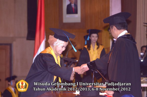 wisuda-unpad-gel-i-ta-2012_2013-fakultas-ilmu-budaya-oleh-rektor-108