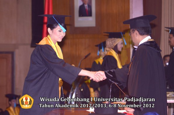 wisuda-unpad-gel-i-ta-2012_2013-fakultas-ilmu-budaya-oleh-rektor-113