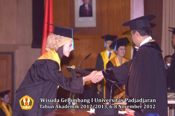 wisuda-unpad-gel-i-ta-2012_2013-fakultas-ilmu-budaya-oleh-rektor-114