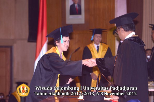 wisuda-unpad-gel-i-ta-2012_2013-fakultas-ilmu-budaya-oleh-rektor-115