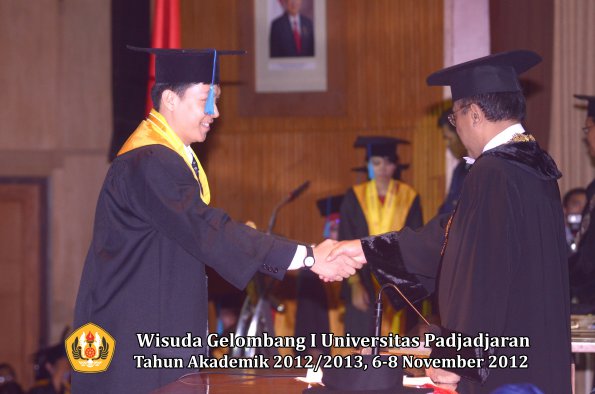 wisuda-unpad-gel-i-ta-2012_2013-fakultas-ilmu-budaya-oleh-rektor-116